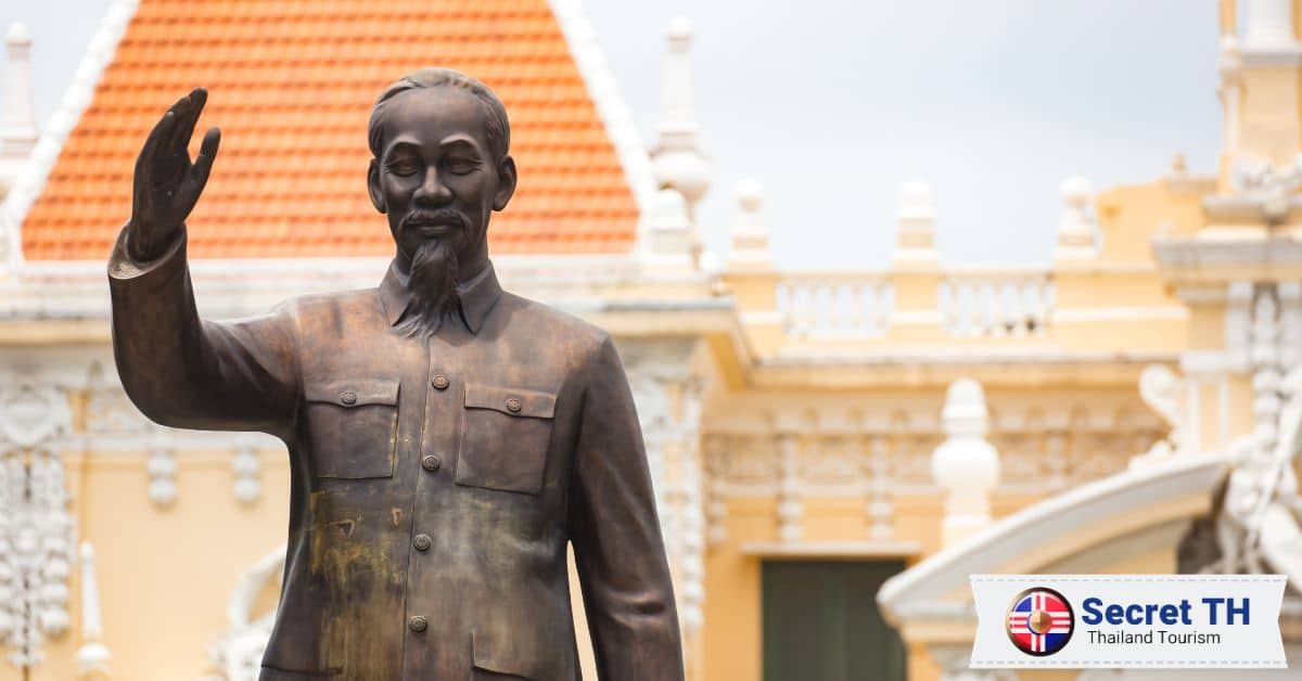 10. Visit the Phraya Ratsadanupradit Mahison Phakdi Monument