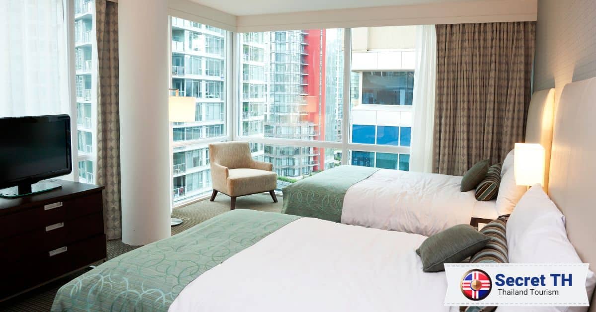 1. Ruean Thai Hotel (Ruean Thai Hotel - โรงแรมเรือนไทย)