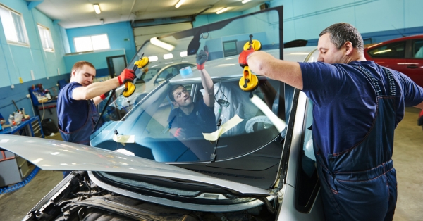 New Glass, Zero Stress: What to Expect During a Professional Windshield Replacement