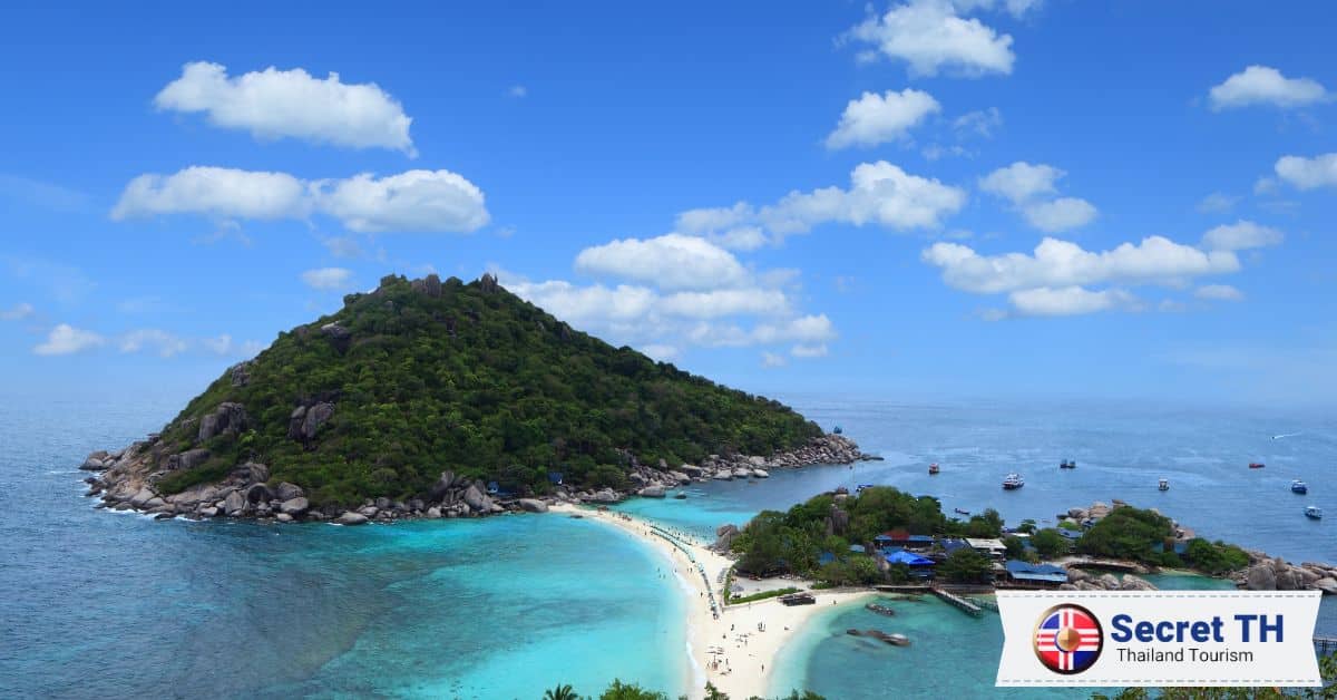 Snorkel in the crystal-clear waters of Koh Tao and Koh Lipe