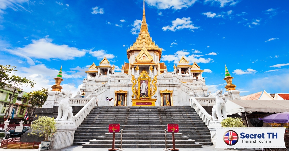 Visit the elegant Wat Traimit